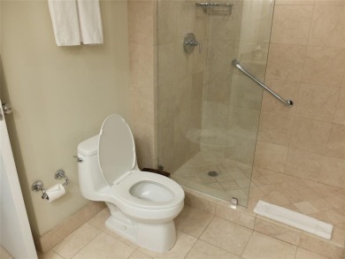 PENTHOUSE UNIT! GREAT LOCATION in Fort Lauderdale, CLOSE TO THE