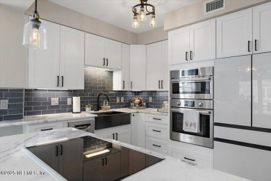 This 3-bedroom, 3-bath 2nd-floor end unit in Northshore offers a