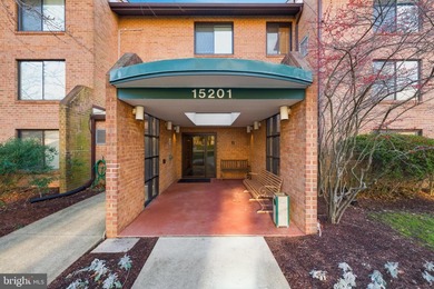 Life is easy in this turn-key 3BR/2FB Leisure World condo!
