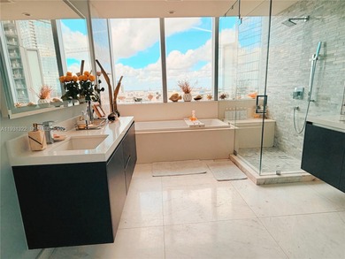 3/4 + fully enclosed den residence in PARAMOUNT MIAMI