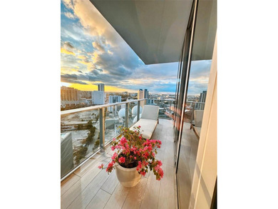 3/4 + fully enclosed den residence in PARAMOUNT MIAMI