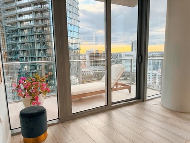 3/4 + fully enclosed den residence in PARAMOUNT MIAMI