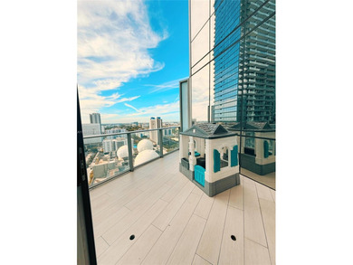 3/4 + fully enclosed den residence in PARAMOUNT MIAMI