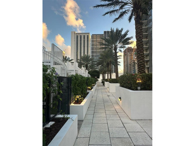 3/4 + fully enclosed den residence in PARAMOUNT MIAMI