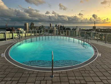 3/4 + fully enclosed den residence in PARAMOUNT MIAMI