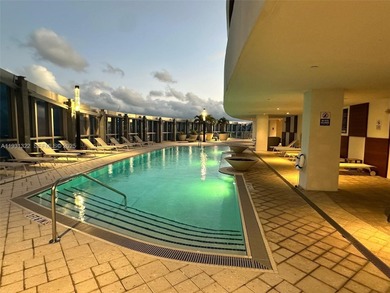 3/4 + fully enclosed den residence in PARAMOUNT MIAMI