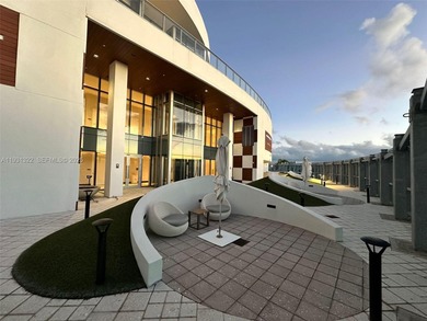 3/4 + fully enclosed den residence in PARAMOUNT MIAMI