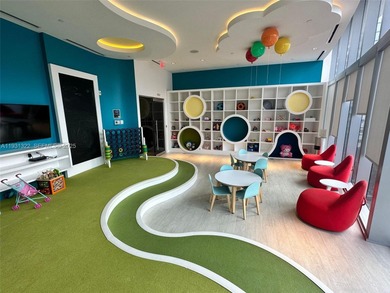 3/4 + fully enclosed den residence in PARAMOUNT MIAMI