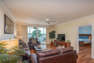 Beautiful 2 bed, 2 bath condo Bay Harbour in Islamorada. This