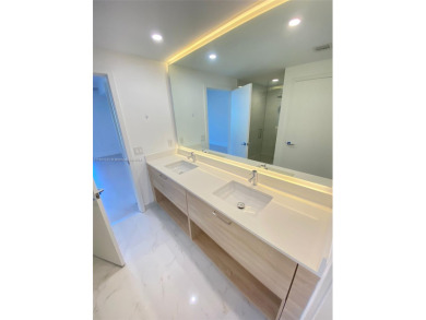 3BD, 3BATH APARTMENT. THE UNIT HAS A PRIVATE ELEVATOR ENTRANCE