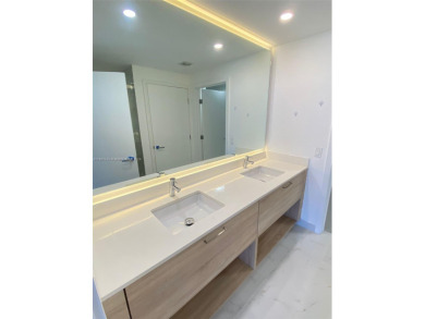 3BD, 3BATH APARTMENT. THE UNIT HAS A PRIVATE ELEVATOR ENTRANCE