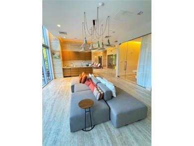 3BD, 3BATH APARTMENT. THE UNIT HAS A PRIVATE ELEVATOR ENTRANCE