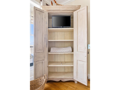 Driftwood on the RiverThis is a rare opportunity to own an