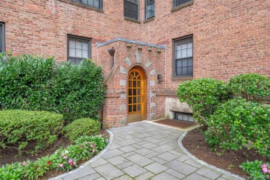 Commuters delight! Junior 4: Custom kitchen with high end