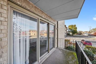 VERY CLEAN ELEVATOR BUILDING CONDOMINIUM. FEATURES 2 BEDROOMS, 2