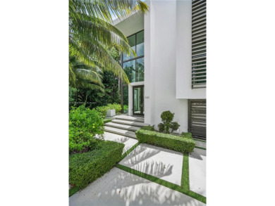 A modern masterpiece by award-winning architect Ralph Choeff