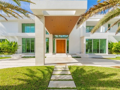 Villa Acqua di Gioia in the heart of North Pinecrest, blends