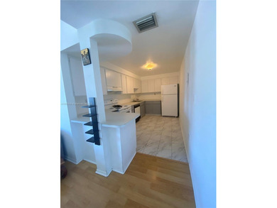 Spacious Top Floor Corner 1 bedroom unit in historic Art Deco