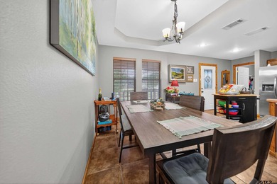 Charming Lakeview Cottage in Peaceful Waterfront Community