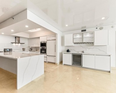 INCREDIBLE OPPORTUNITY TO OWN THIS 3BED/3BATH THRU UNIT WITH