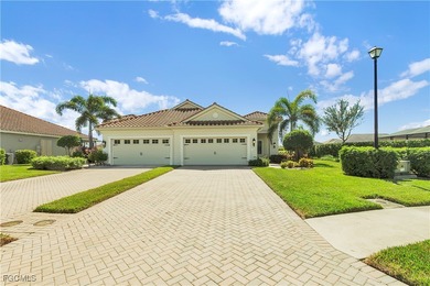 Beautifully Upgraded Villa with Water View - Steps from the