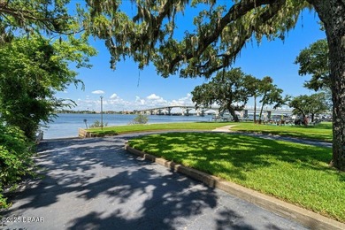 This PENDLETON CLUB ground floor condo unit boasts a