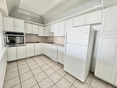 Prime Sunny Isles location! Spacious 1 bed, 1 bath condo with