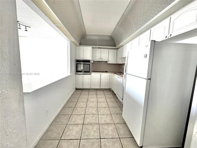 Prime Sunny Isles location! Spacious 1 bed, 1 bath condo with