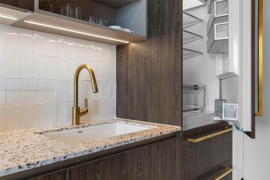 Penthouse PH 5008 - 1 Bedroom | 1 Bathroom with Skyline views |
