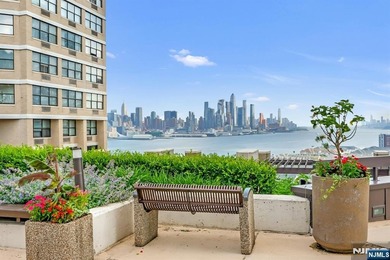 UNOBSTRUCTED VIEWS OF GWB AND HUDSON RIVER. SPACIOUS APARTEMTN