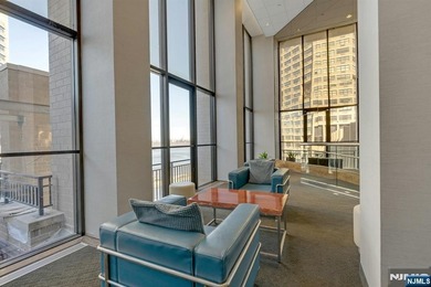 UNOBSTRUCTED VIEWS OF GWB AND HUDSON RIVER. SPACIOUS APARTEMTN