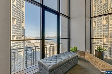 UNOBSTRUCTED VIEWS OF GWB AND HUDSON RIVER. SPACIOUS APARTEMTN