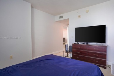 Spacious 2 bed / 2 bath unit in the heart of Brickell at Vue