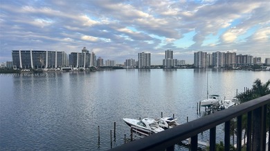 Gorgeous fully renovated apt in Sunny Isles, right on the Bay