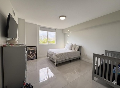 Elegant and bright 3 bed / 2 bath corner residence at Venture at