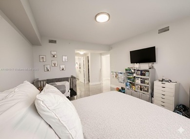 Elegant and bright 3 bed / 2 bath corner residence at Venture at