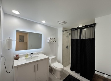 Elegant and bright 3 bed / 2 bath corner residence at Venture at