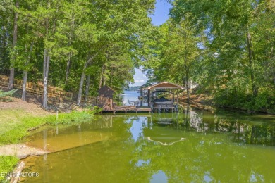 Welcome to your lakefront retreat on beautiful Fort Loudoun