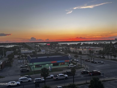 Corner DIRECT OCEAN FRONT efficiency with amazing views. Enjoy