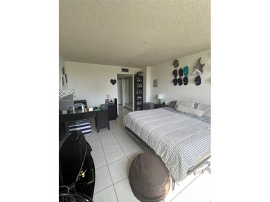 Very spacious 1 bedroom apartment with large balcony. Livingroom