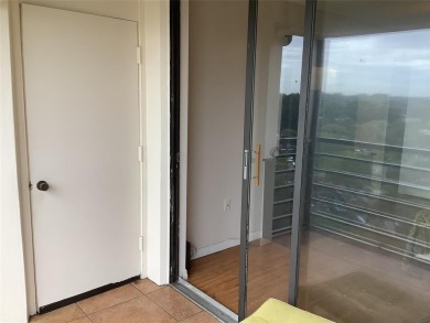 Impecable and beautiful 1/1 1/2 bath condo, penthouse unit in