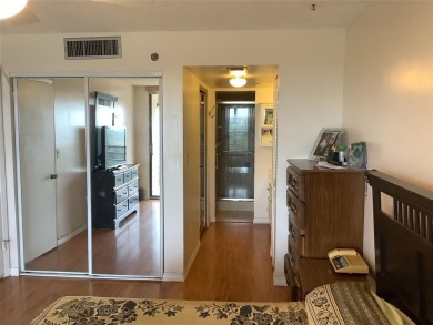 Impecable and beautiful 1/1 1/2 bath condo, penthouse unit in