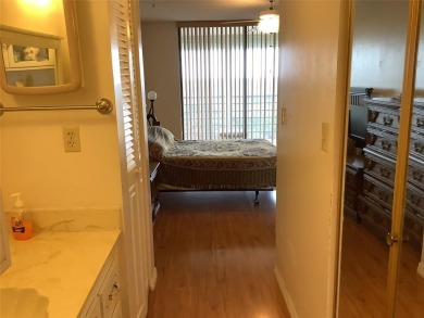 Impecable and beautiful 1/1 1/2 bath condo, penthouse unit in