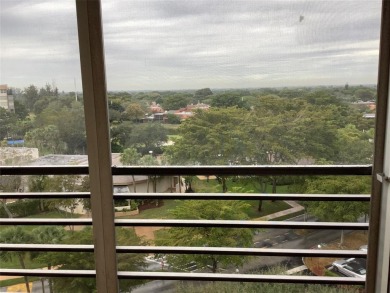 Impecable and beautiful 1/1 1/2 bath condo, penthouse unit in