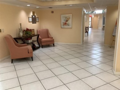 Impecable and beautiful 1/1 1/2 bath condo, penthouse unit in