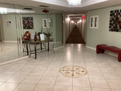 Impecable and beautiful 1/1 1/2 bath condo, penthouse unit in