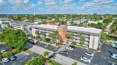 LIVE THE LIFESTYLE IN THIS 2/BED/ 2 BATH CONDO WITH SPLIT FLOOR