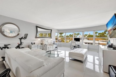 LIVE THE LIFESTYLE IN THIS 2/BED/ 2 BATH CONDO WITH SPLIT FLOOR