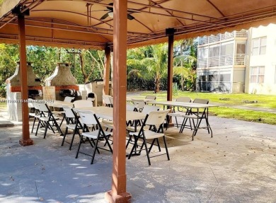 Beautiful Corner Unit - 3 Bed / 2 Bath - Wood & Tile Floors -