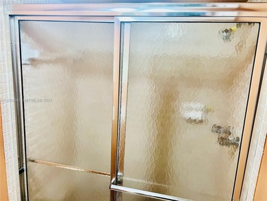 ATTENTION REAL ESTATE AGENTS! Beautiful condo overlooking a